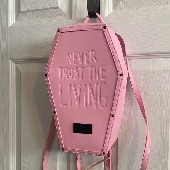 🌼 NWOT Pink Coffin-Shaped Backpack - "Never Trust The Living" Black Craft Brand - Picture 2 of 10